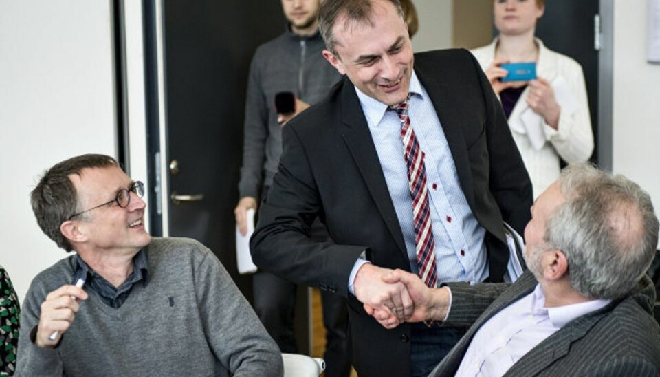 Mislykket forhandling: Nu tager parterne fat på en ny knast Tre nøglepersoner mødes mandag igen til forhandlinger i Forligsinstitutionen: To af lønmodtagernes repræsentanter, Anders Bondo Christensen og Dennis Kristensen, siddende, mens kommunernes chefforhandler, Michael Ziegler, hilser på. Foto: Torkil Adsersen/arkiv/Scanpix