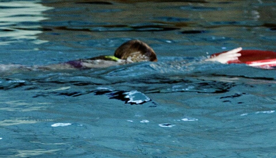 Pigen var bevidstløs og flød rundt i vandet. Arkivfoto: Scanpix