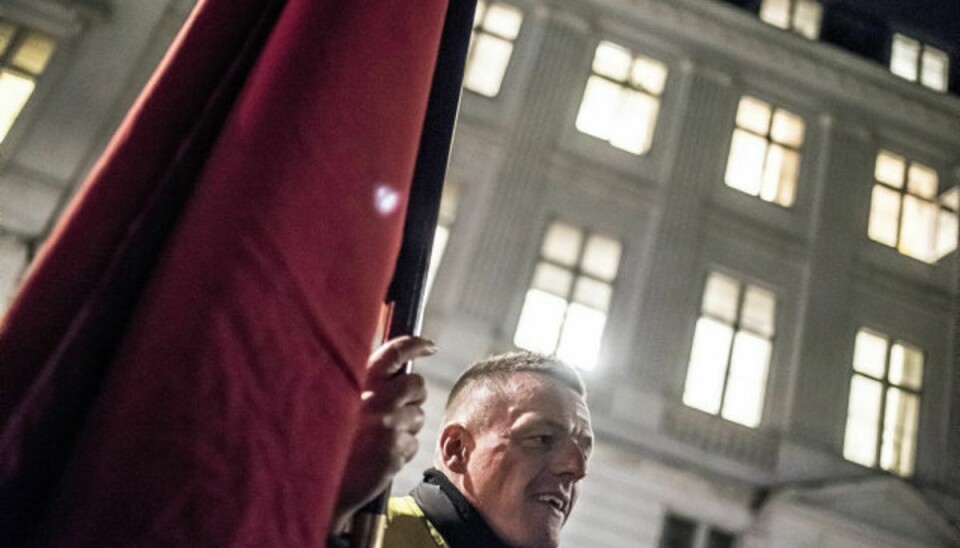 Mens forhandlingerne fortsatte natten igennem i Forligsinstitutionen holdt en lille gruppe demonstranter fast i de røde faner som opmuntring til deres forhandlere. Foto: Mads Claus Rasmussen/Scanpix