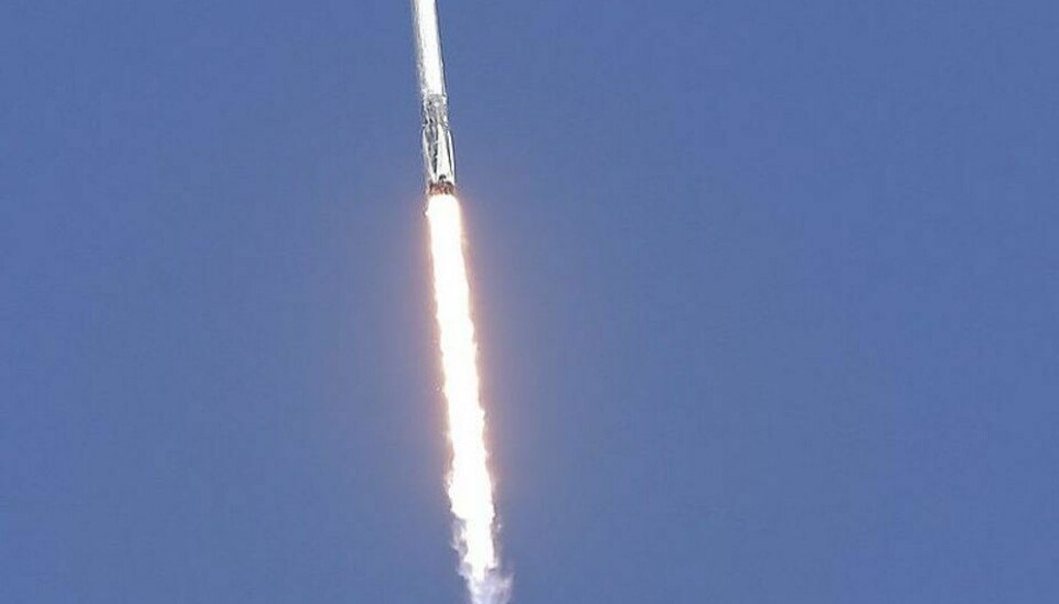 En SpaceX Falcon 9-raket bærer den danske rummission Asim fra Cape Canaveral i Florida, USA, og afsted mod Den Internationale Rumstation. Her skal den gøre menneske-racen klogere på “lynets anatomi”, som chefkonsulent ved DTU Space Torsten Neubert formulerer det. Foto: John Raoux/Scanpix