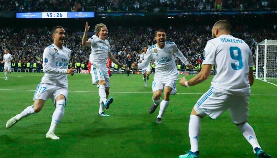 Holdkammeraterne fejrer Karim Benzemas scoring til 2-1. Målet faldt efter et fælt målmandsdrop. Foto: Oscar Del Pozo/AFP