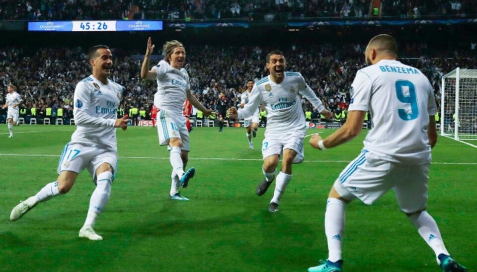 Udskældt angriber afgør champions league-semifinalen Holdkammeraterne fejrer Karim Benzemas scoring til 2-1. Målet faldt efter et fælt målmandsdrop. Foto: Oscar Del Pozo/AFP