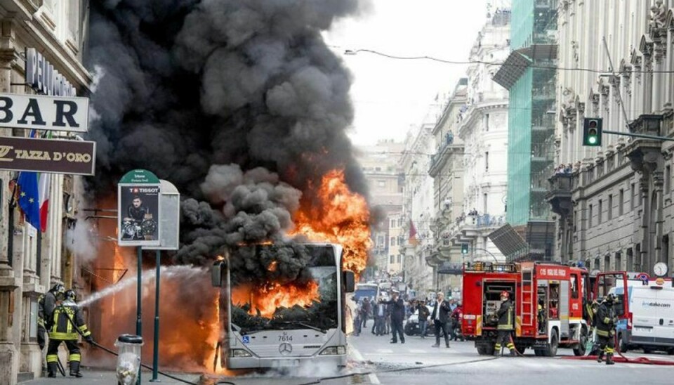 Der har ind til videre været ni episoder med busser, der er brudt i brand i Rom i år. Foto: Claudio Peri/Scanpix