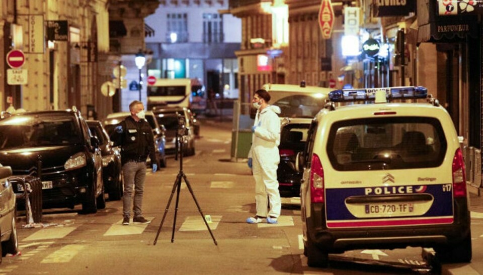 Politiet har afspærret det område i Paris, hvor en mand lørdag angreb flere personer med en kniv. En 29-årig mand blev dræbt, mens fire andre blev såret. De er alle uden for livsfare, oplyser myndighederne. Angrebet fandt sted i et af den franske hovedstads livlige kvarterer med mange barer, restauranter og kulturtilbud. Foto: Geoffroy Van Der Hasselt/AFP