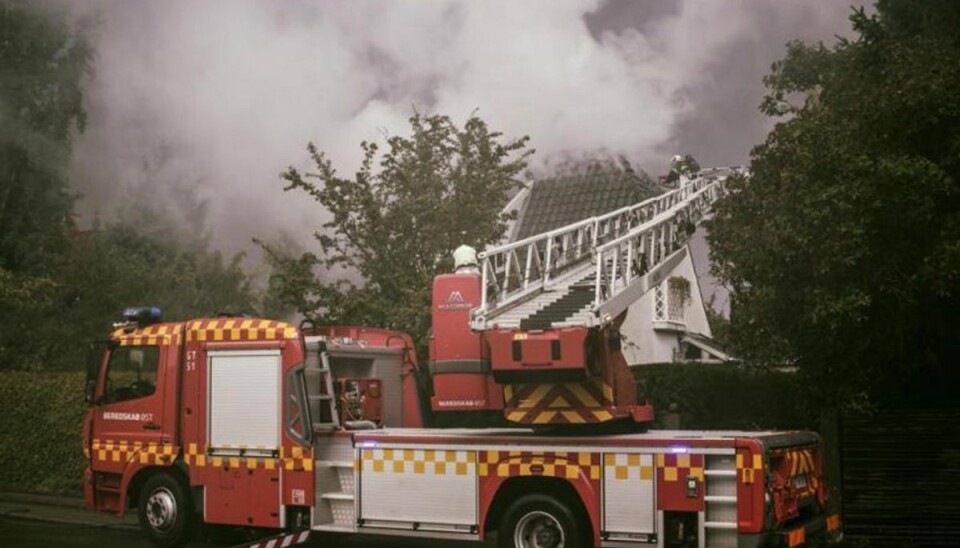 Drejestige indsats med skæreslukker til brand i tag på villa. Maksimalt udlæg fra drejestigens midte og til tagryg. Foto: Beredskab Øst.