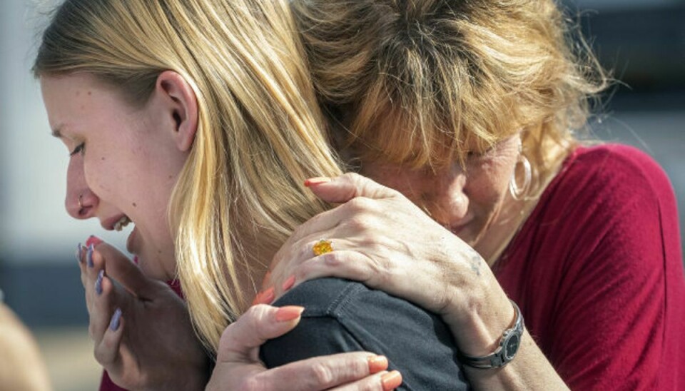 Dakota Shrader, der er elev ved Santa Fe High School, trøstes af sin mor efter fredagens skoleskyderi. Dakota Shrader siger, at hendes ven blev skudt ved skyderiet i Texas. Foto: Stuart Villanueva/the Daily News/Scanpix