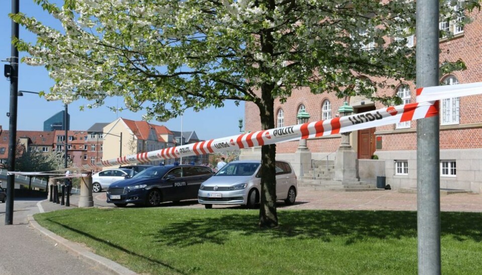 Politiet havde valgt at spærre området foran retsbygningen af. KLIK for flere billeder. Foto: Øxenholt Foto Politiet havde valgt at spærre området foran retsbygningen af. KLIK for flere billeder. Foto: Øxenholt Foto