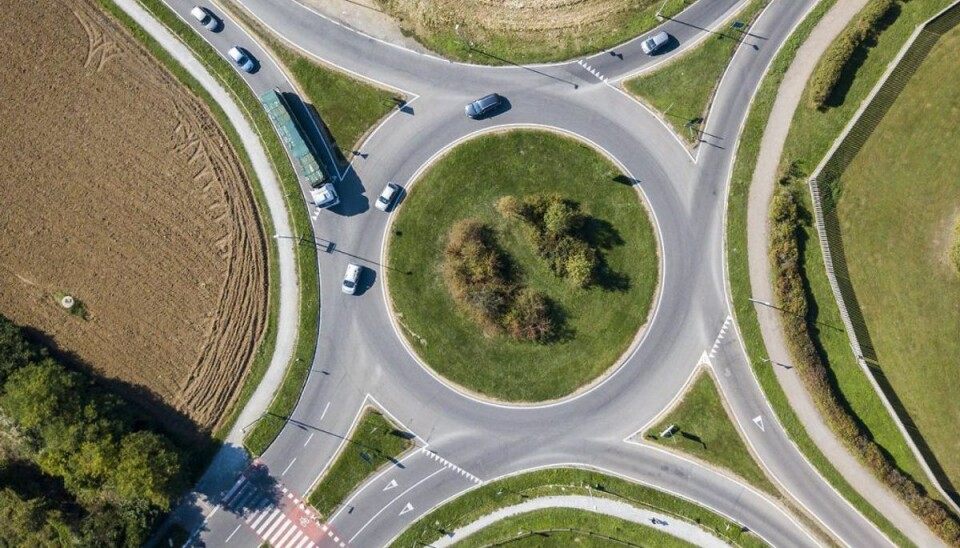 Man kan blive helt rundtosset af at køre i en rundkørsel
