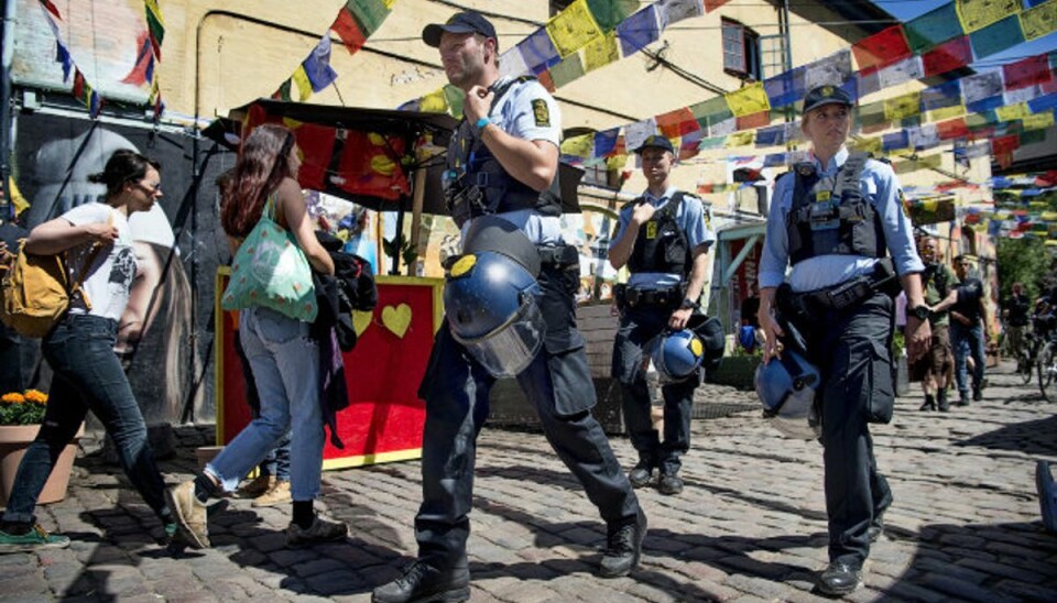 Politiet rydder Pusher Street Fredag åbnede Pusher Street på Christiania efter have været lukket i tre dage. Lørdag morgen har politiet ryddet boderne. Foto: Nils Meilvang/Scanpix