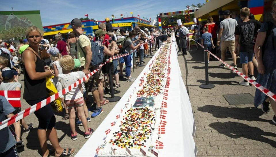 Der var en 50 meter lang lagkage til fejringen af Legolands 50 års fødselsdag torsdag. Foto: René Lind Gammelmark