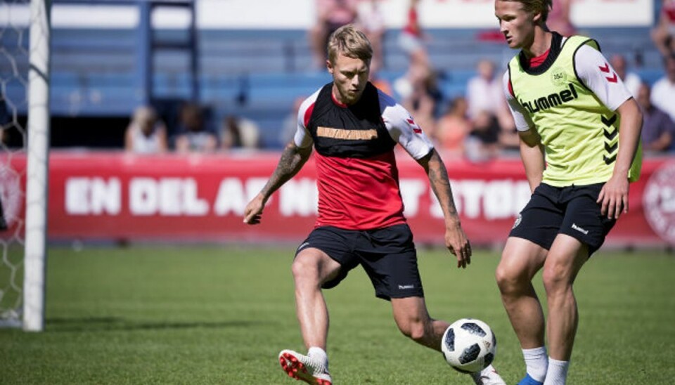 Overrasket VM-udvalgt sunder sig stadig Kasper Dolberg (til højre) er klar til sin første slutrunde som A-landsholdsspiller. Derfor var han tirsdag blandt de 19 markspillere på træningsbanen i Helsingør, hvor kun Christian Eriksen var fraværende. Foto: Liselotte Sabroe/Scanpix
