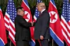 Kim Jong-un og Donald Trump giver hånd til hinanden på et hotel ud for Singapore. Foto: Jonathan Ernst/Reuters