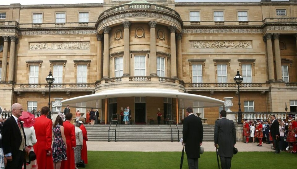 En turguide ansat ved Buckingham Palace er blevet fyret, fordi han er fundet skyldig i at være i besiddelse af en stor mængde børneporno. Foto: Scanpix En turguide ansat ved Buckingham Palace er blevet fyret, fordi han er fundet skyldig i at være i besiddelse af en stor mængde børneporno. Foto: Scanpix