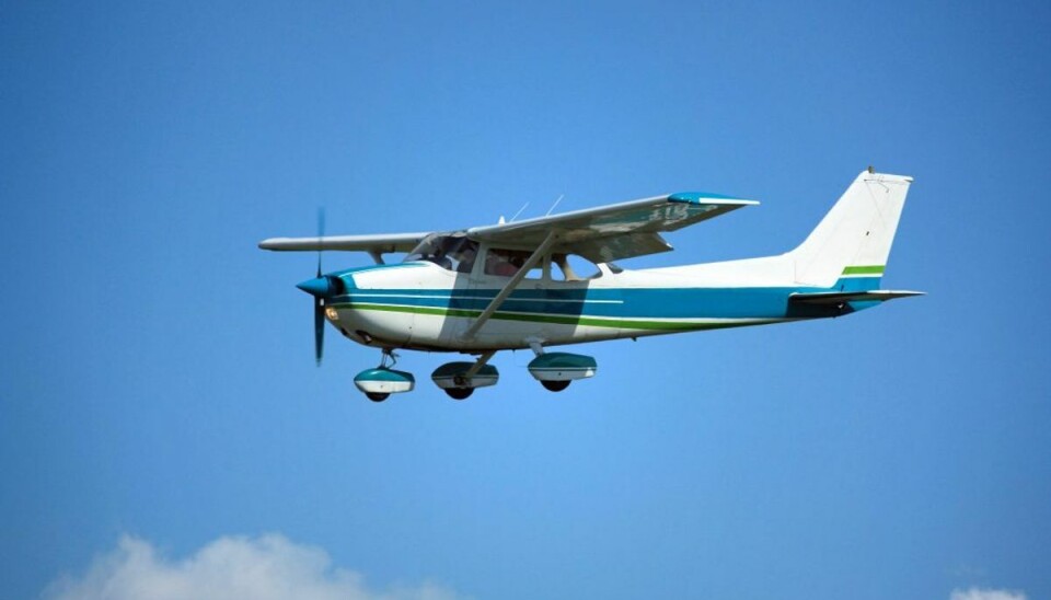 Fly med to personer nødlander på kornmark Et lille Cessna-fly nødlande ved middagstid på en kornmark. Arkivfoto: Scanpix.
