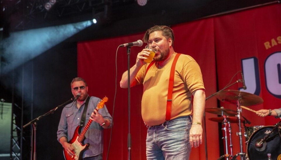“Det er et sted mellem en hyldestkoncert og en teaterkoncert,” siger Rasmus Bjerg om sin optræden med John Mogensens sange. Klik igennem galleriet og se flere billeder fra koncerten på Jelling Festival. Foto: René Lind Gammelmark “Det er et sted mellem en hyldestkoncert og en teaterkoncert,” siger Rasmus Bjerg om sin optræden med John Mogensens sange. Klik igennem galleriet og se flere billeder fra koncerten på Jelling Festival. Foto: René Lind Gammelmark