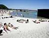 En mand blev torsdag fundet livløs i vandet ved stranden ved Den Permanente i Risskov lidt nord for Aarhus. Arkivfoto: Scanpix