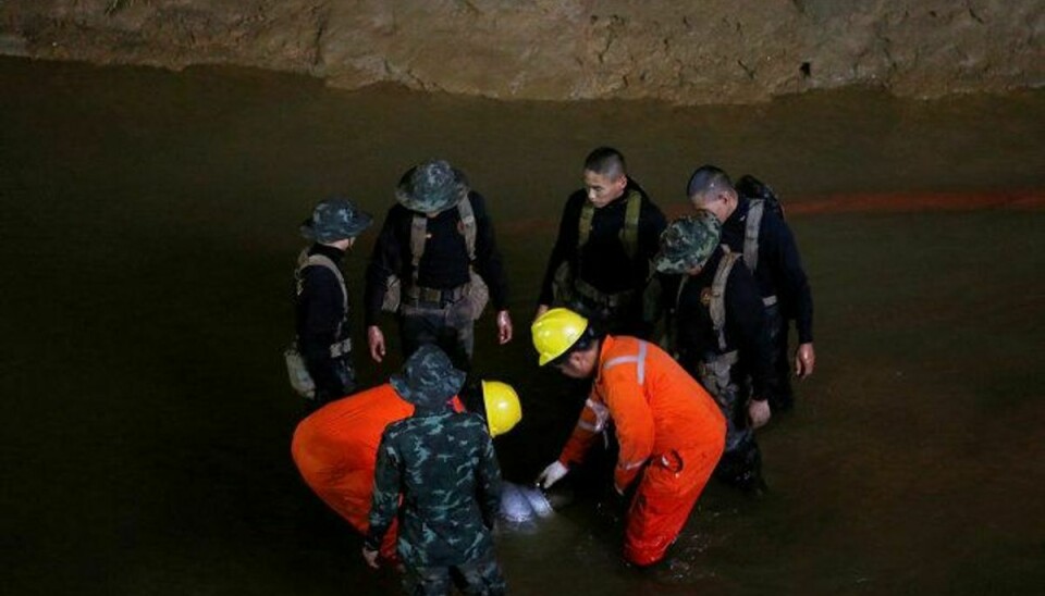 En del af redningsholdet arbejder i Tham Luang-grotten i det nordlige Thailand, hvor 12 fodbolddrenge og deres træner er forsvundet på ottende døgn. Foto: Soe Zeya Tun/Reuters