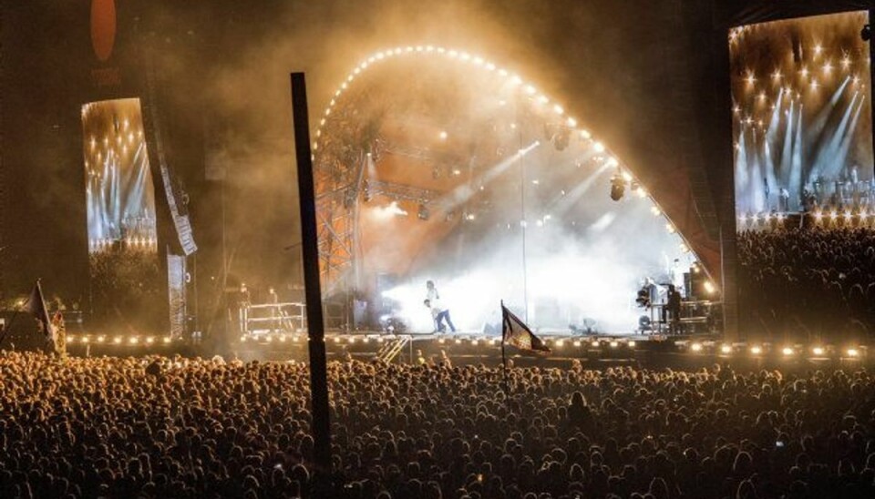 Ulykke på Roskilde: Koncert blev afbrudt Forsanger i Gorillaz Damon Albarn kigger ned efter bandmedlemmet, der pludselig faldt ned fra scenen. Foto: Jens Nørgaard Larsen/Scanpix