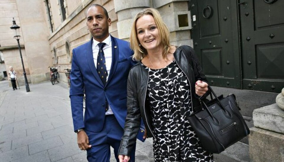 Papes forlovede slået: Nu er der faldet dom i sagen Justitsminister Søren Pape Poulsens (K) forlovede, Josue Vasquez, forlader Københavns Byret sammen med sin bistandsadvokat, Helle Hald, efter at have vidnet i sagen om vold begået mod ham. Foto: Philip Davali/Scanpix