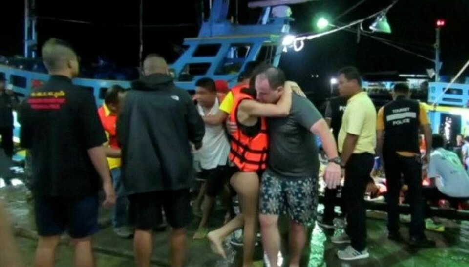 56 mennesker savnes fortsat, efter at båden “Phoenix” kæntrede i stormvejr ud for den thailandske ferieø Phuket torsdag eftermiddag. Foto: Reuters Tv/Reuters