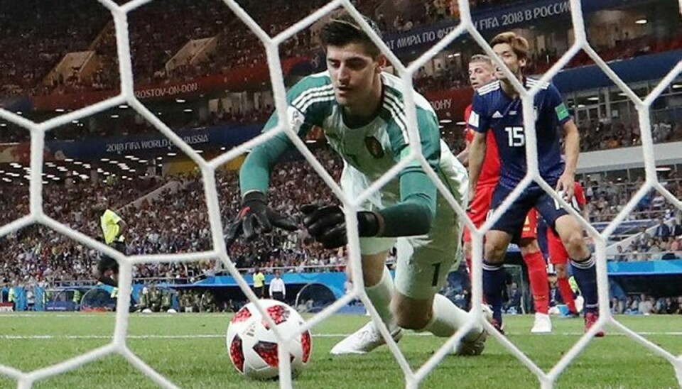 Den belgiske målmand Thibaut Courtois var tæt på at fumle bolden i eget mål i slutningen af første halvleg. Foto: Toru Hanai/Reuters