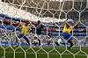 Brasilianske Neymar (til venstre) tacklede sit mål nummer to i nettet ved årets VM-slutrunde. Foto: Michael Dalder/Reuters