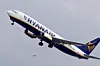 Et fly fra Ryanair måtte natten til lørdag gøre et uplanlagt stop i Frankfurt, hvor 30 syge passagerer er blevet bragt til et hospital. Foto: Regis Duvignau/arkiv/Reuters