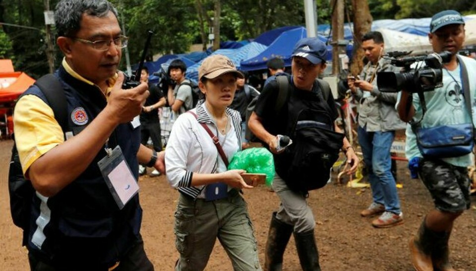 Redningsarbejdere har indledt evakueringen af 12 drenge og deres fodboldtræner fra en oversvømmet grotte i det nordlige Thailand. Foto: Tyrone Siu/Reuters