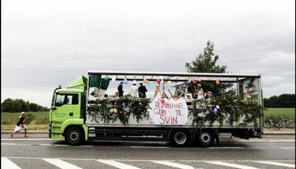 Student faldt af lastbil: Er i livsfare En lastbil med studenter kørte 50 til 60 kilometer i timen, da en ung mand faldt af lørdag i Tappernøje på Sydsjælland. Foto: Liselotte Sabroe/arkiv/Scanpix
