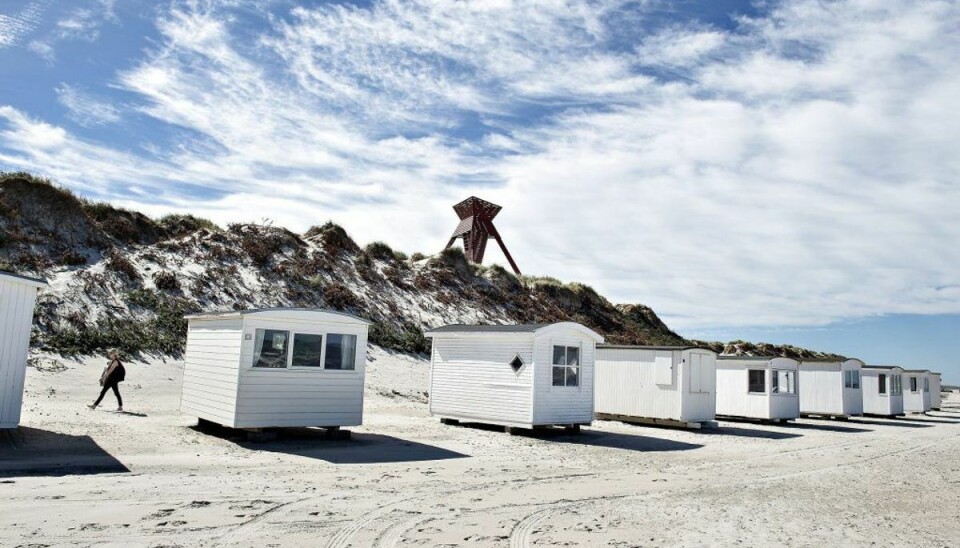 Rav, sand og sjældne sten: Hvad må man tage med hjem fra stranden? Fra klitområderne bag stranden er det forbudt at samle ting. (Foto: Henning Bagger/Scanpix)
