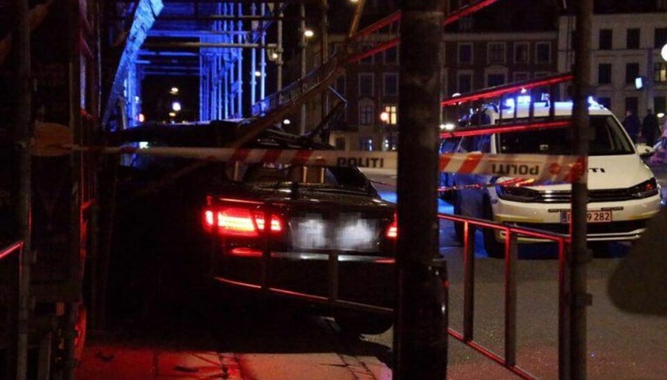 Vanvidskørsel: BMW endte med snuden i stillads