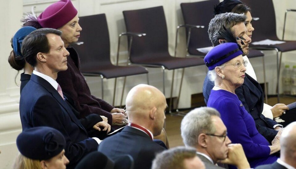 Dronningen er ulykkelig: Frederik og Joachim giver fingeren til fast tradition