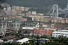 Morandi-broen som den står tirsdag, efter at en del af broen er kollapset. Foto: Stringer/Reuters