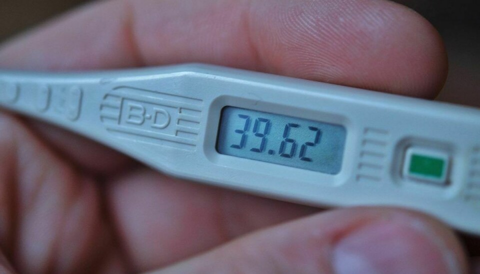 Du har feber, hvis temperaturen i din endetarm er over 38 grader. Det er et almindeligt sygdomstegn, men det kan være udtryk for mere alvorlige lidelser. Kilde: Sundhed.dk. KLIK VIDERE OG LÆS OM DE FARLIGE LIDELSER MAN KAN HAVE HVIS MAN HAR FEBER.