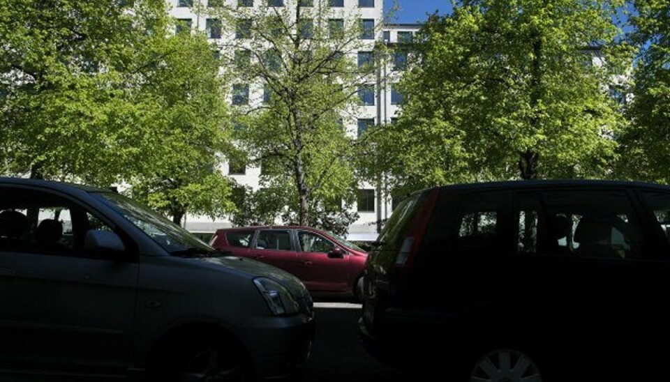 Tænk som tyven og undgå indbrud i bilen En afsides parkeringsplads giver tyven arbejdsro. Så parker bilen, hvor du selv eller andre kan se den, lyder et af rådene. Foto: Liselotte Sabroe/ritzau/scanpix/arkiv/Scanpix