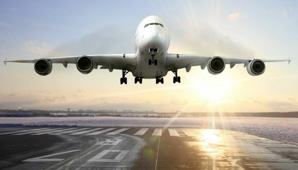 Mand anholdt for at tisse på anden passager på fly Virker til, at manden ikke helt kunne holde sig.