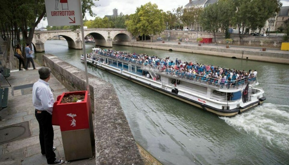 Her ses et af de såkaldte “uritrottoir” ved Seinen. Foto: THOMAS SAMSON / SCANPIX