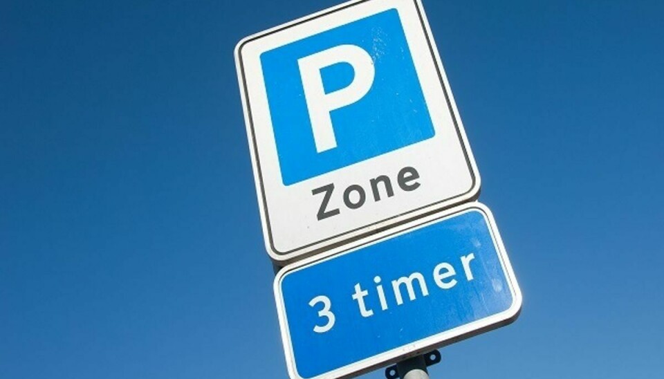 Det er en rigtig god ide at holde øje med, om du kører ind i en p-zone. Og så følge de regler, der gælder der. Foto: Colourbox.