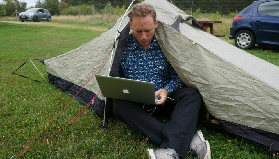 Enhedslistens Jakob Bjerregård på i sit telt ved Nymindegab i Vestjylland. (Foto: Newsbreak.dk)