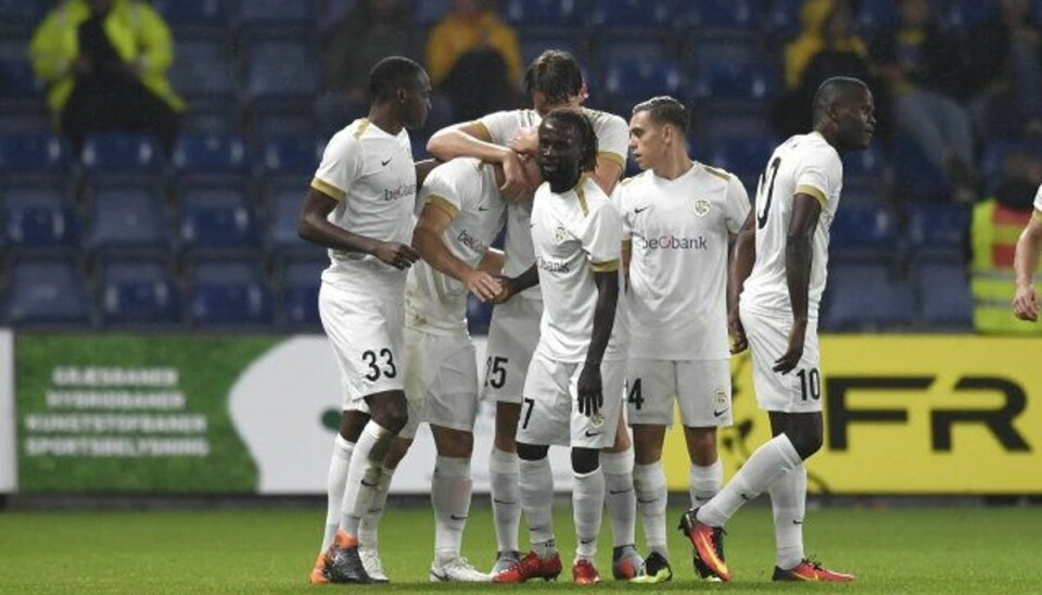 Genk uddeler smæk og slukker Brøndbys EL-eventyr Det var spillerne fra belgiske Genk, der kunne juble over pladsen i gruppespillet i Europa League torsdag aften, da Gent igen slog Brøndby. Foto: Lars Møller/Scanpix