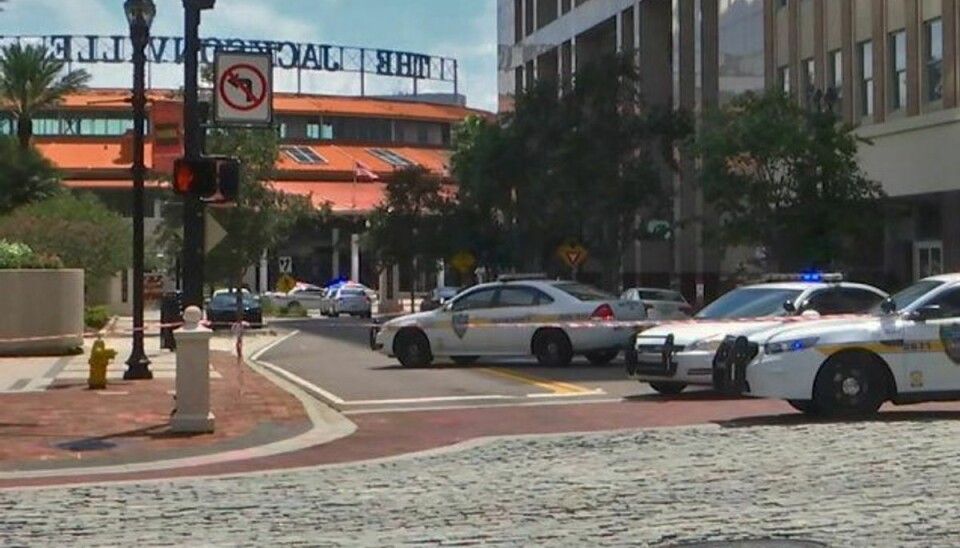 Indkøbscentreet Jacksonville Landing blev afspærret af politiet efter det skyderi, der søndag fandt sted på en netcafe i centret. Adskillige mennesker er dræbt ved skyderiet. Foto: Ho/AFP