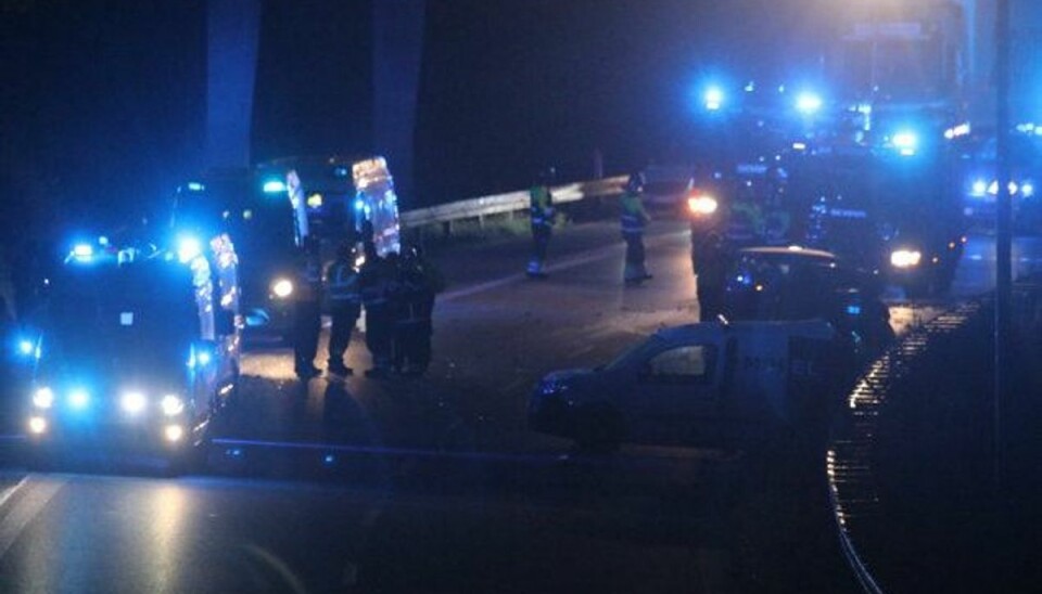 En 26-årig mand mistede lørdag livet, da han ville hjælpe i forbindelse med et trafikuheld i motorvejskrydset ved Avedøre. Manden blev ramt af en bil, da der skete et nyt uheld samme sted. Foto: Mathias Øgendal/Scanpix En 26-årig mand mistede lørdag livet, da han ville hjælpe i forbindelse med et trafikuheld i motorvejskrydset ved Avedøre. Manden blev ramt af en bil, da der skete et nyt uheld samme sted. Foto: Mathias Øgendal/Scanpix