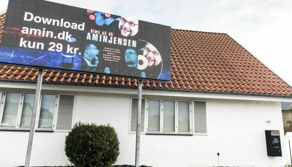 Komikeren Amin Jensen havde tidligere et ulovligt reklameskilt sat op uden for sit hus. (Foto: Scanpix)
