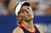 Caroline Wozniacki er færdig ved US Open efter en kamp, hvor hun blandt andet blev noteret for i alt 35 uprovokerede fejl. Foto: Julian Finney/AFP