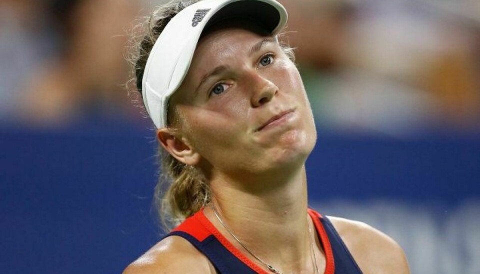 Caroline Wozniacki er færdig ved US Open efter en kamp, hvor hun blandt andet blev noteret for i alt 35 uprovokerede fejl. Foto: Julian Finney/AFP