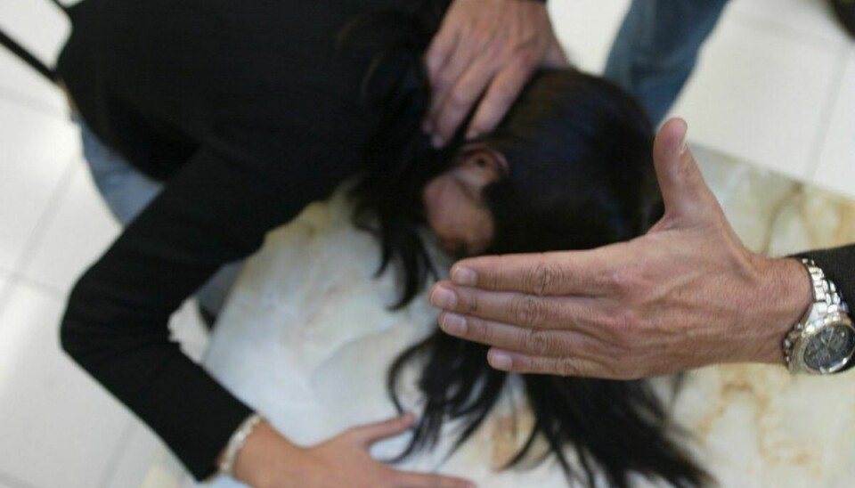 Mand slår ældre kvinde bevidstløs – og sparker hende i ansigtet En 62-årig kvinde er blevet udsat for et meget voldsomt overfald. Politiet efterlyser vidner. Foto: Colourbox.