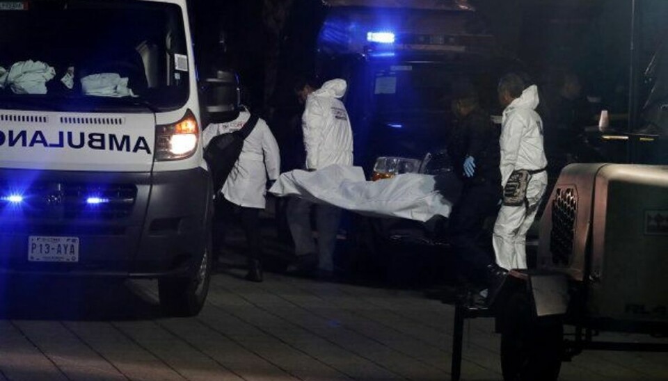 Politiets teknikere fjerner en dræbt fra Plaza Garibaldi, hvor tre er dræbt og mindst syv såret ved et skyderi.Foto: Henry Romero/Reuters