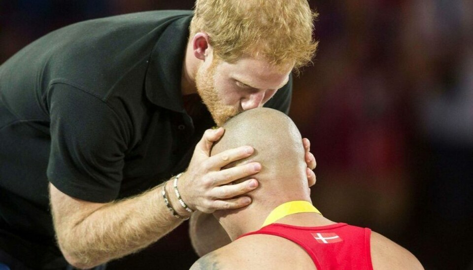 – Da det billede bliver taget, er det tredje gang, jeg møder prins Harry, og det er tredje gang, jeg får overdraget en medalje af ham, så alle følelserne er uden på tøjet, og jeg føler mig bare uendeligt taknemmelig for, at han har givet mig den mulighed for at stå her, siger den danske krigsveteran og parasportsudøver Maurice Manuel om situationen, som er foreviget på dette billede fra Invictus Games i 2017 i Toronto. Foto: Geoff Robins/Scanpix – Da det billede bliver taget, er det tredje gang, jeg møder prins Harry, og det er tredje gang, jeg får overdraget en medalje af ham, så alle følelserne er uden på tøjet, og jeg føler mig bare uendeligt taknemmelig for, at han har givet mig den mulighed for at stå her, siger den danske krigsveteran og parasportsudøver Maurice Manuel om situationen, som er foreviget på dette billede fra Invictus Games i 2017 i Toronto. Foto: Geoff Robins/Scanpix