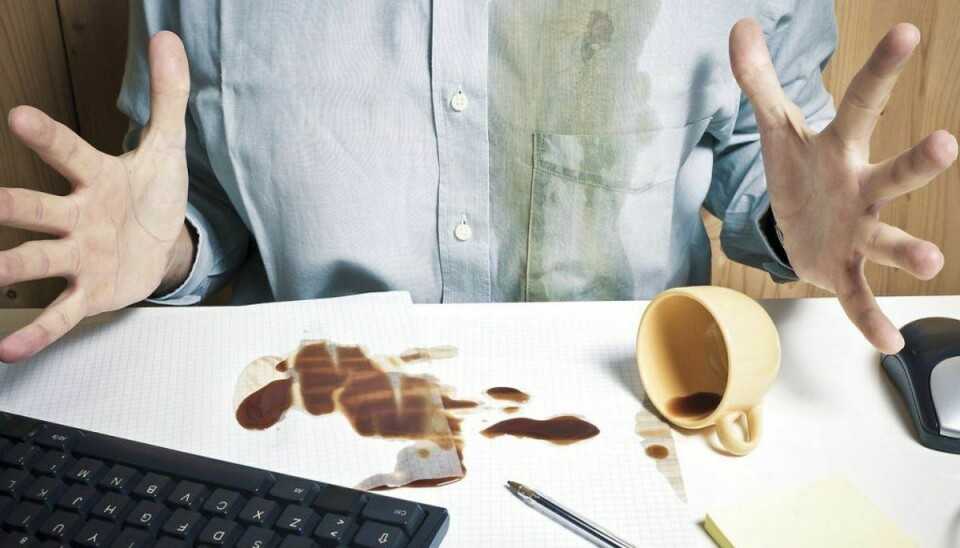 Skal du fjerne kaffepletter fra tøjet eller sofaen? Så følg disse råd. Fotos: Scanpix