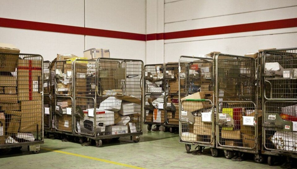 Skal moster Oda i Flensborg have sin julegave med posten? Så skal du være ude i rigtigt god tid Det er om at være ude i god tid, hvis du skal have sendt pakker og breve til udlandet op til jul. (Foto: Scanpix)
